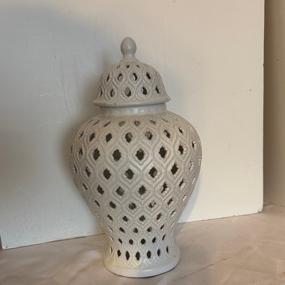 White/Creme Ceramic GINGER JAR W/LID W/CUT OUT PATTERN MATTE Finish NWOT 13”tall